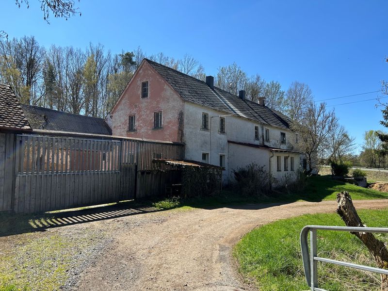 Historische Hofstelle (ehemalige Mühle) mit Nebengebäuden, Stallung, Koppel u. Landmaschinenhalle